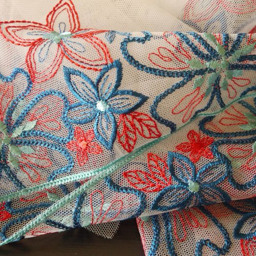 Superbe dentelle tulle blanc et fleurs brodées bleu et orange