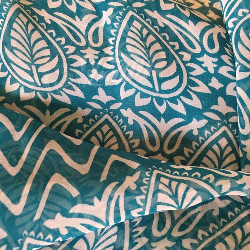 Mousseline turquoise foncé et blanc, paréo, foulard....