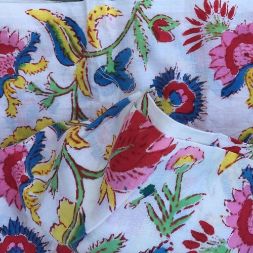 Voile de coton indien, fond blanc et fleurs multicolores, très printanier, block print