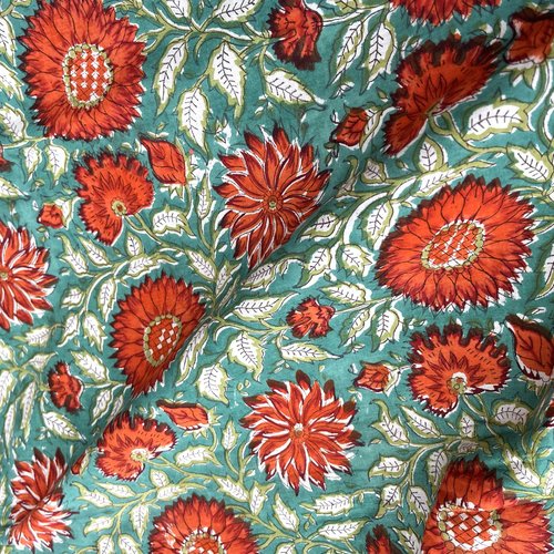 Coton léger fond vert et fleurs orange, block print, couleurs végétales, idéal vêtements d'été