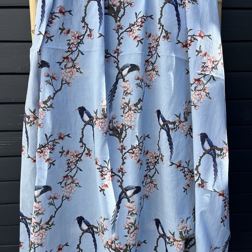Grand coupon, voile de coton, fond bleu + oiseaux et fleurs de cerisier,