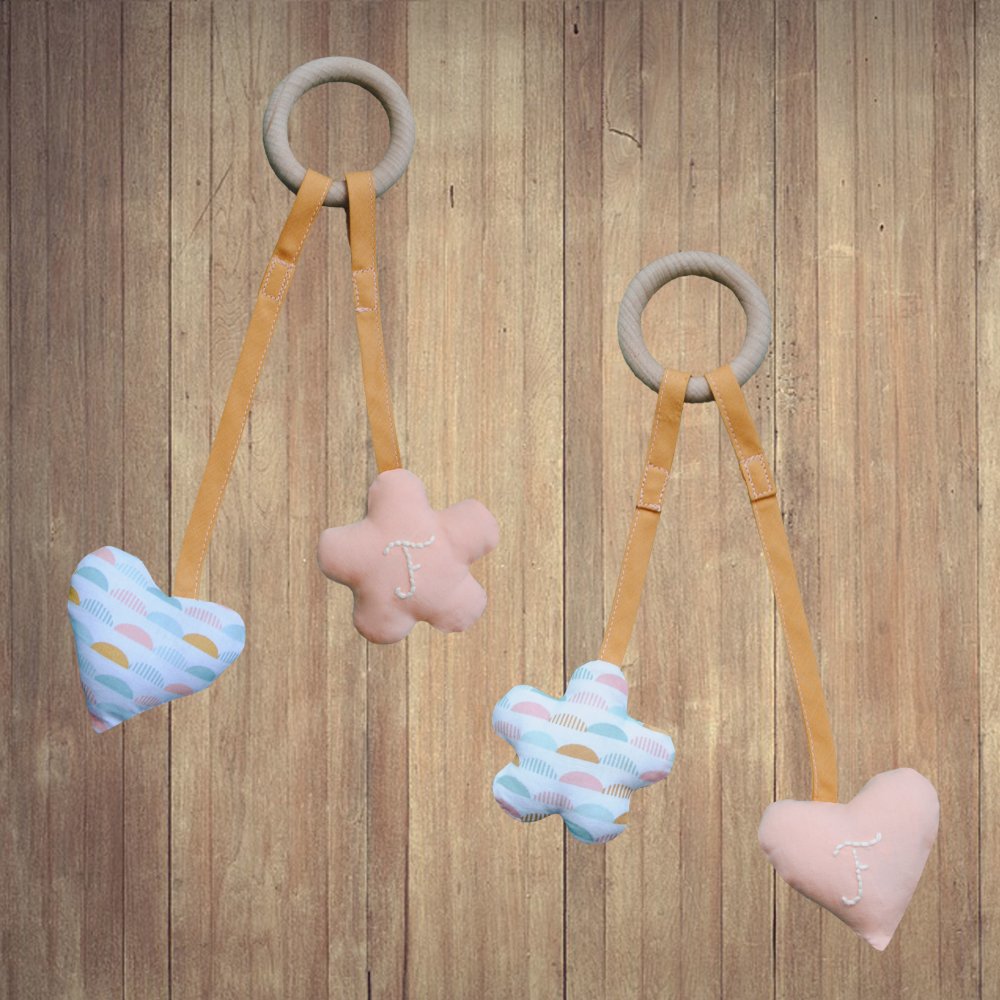 Hochet Bebe Personnalise Avec L Initiale De Bebe Et Avec 2 Formes Coeur Etoile Fleur Nuage Ou Lune Un Grand Marche