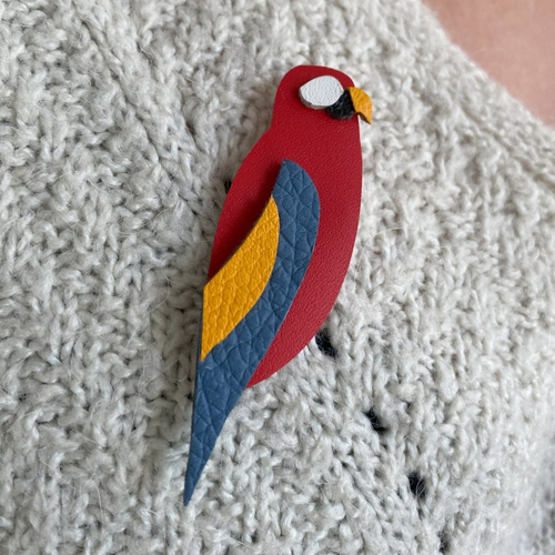 Broche en cuir oiseau perroquet