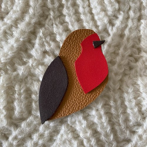 Broche en cuir oiseau rouge-gorge