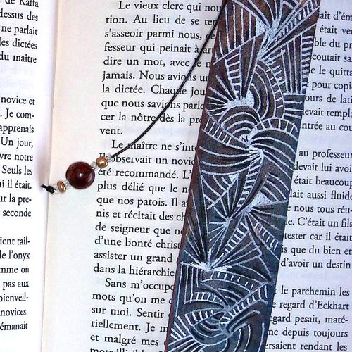 Marque-page peint sur cuir  "lignes et courbes"