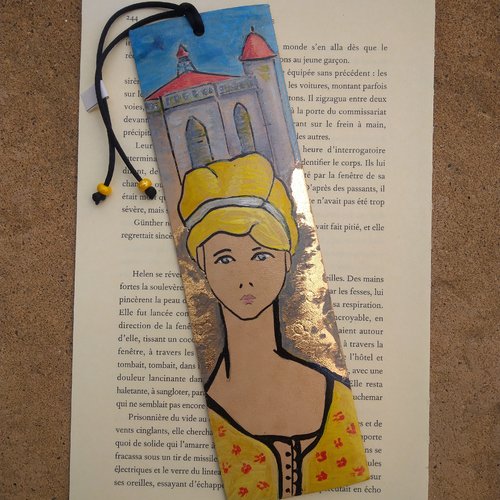Marque-page cuir " jeune femme devant de beffroi de millau "