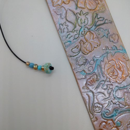 Marque page cuir "motif floral"