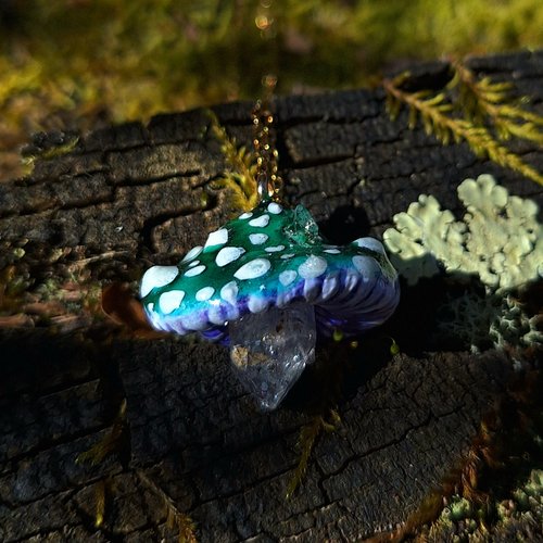 Collier champignon phosphorescent