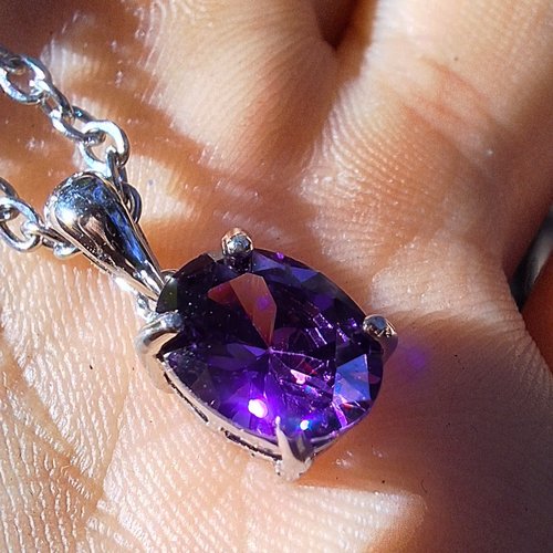Collier pendentif violet