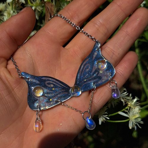 Collier papillon luminescent