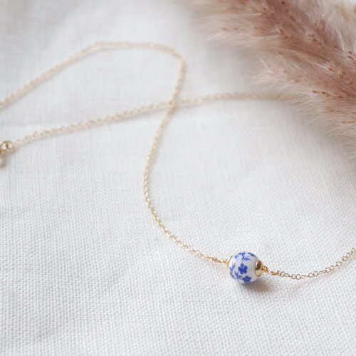 Collier chaîne porcelaine bleue – bijou doré délicat pour le quotidien
