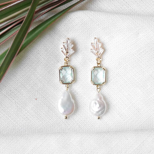 Boucles pendantes quelque chose de bleu – délicates gouttes en verre bleu clair et perle d’eau douce