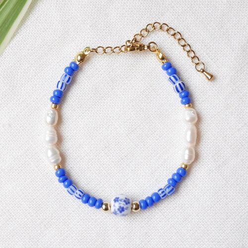 Bracelet perles porcelaine bleue et nacre | bijou d’été bleu blanc délicat | cadeau céramique pour femme