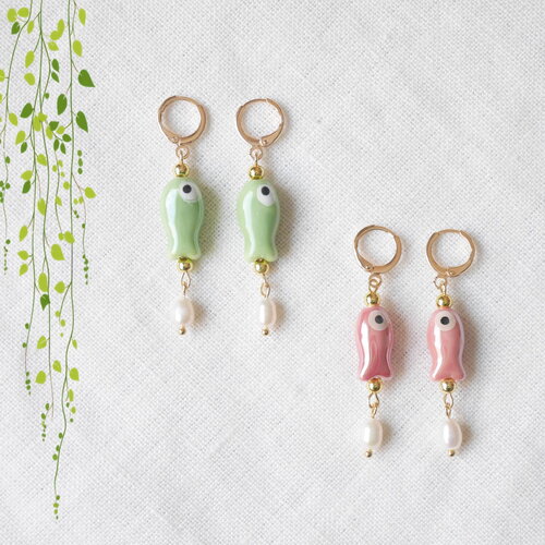 Boucles d’oreilles pendantes poisson en porcelaine | céramique rose-vert avec perles d’eau douce | créoles délicates et originales