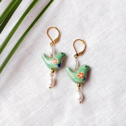 Boucles d’oreilles oiseau vert en porcelaine | céramique colorée avec perles d’eau douce | pendantes délicates en or