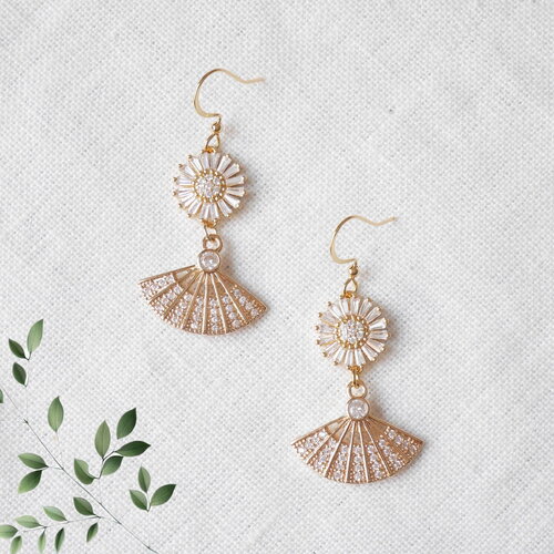 Boucles daisy éventail pendantes or – bijou floral de mariée avec goutte cz
