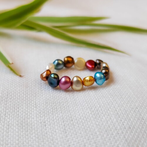 Bague perles colorées extensible – bague élastique en perles d’eau douce multicolores