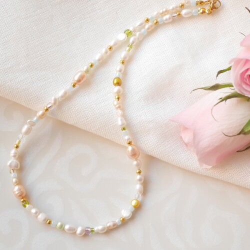 Collier en perles d’eau douce – choker aux teintes pastel blanc, pêche et rose avec perles en verre
