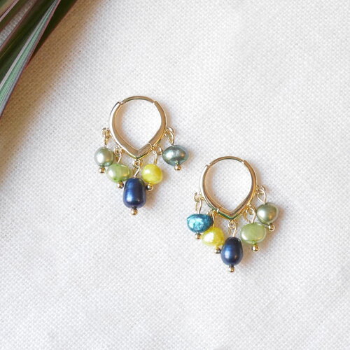 Créoles en perles baroques colorées | boucles d’oreilles rondes avec cinq perles d’eau douce aux teintes douces