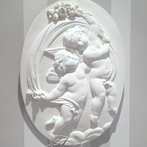 Médaillon oval en plâtre blanc avec deux enfants ornet d' un ruban gris dimension 37 x24 cm 