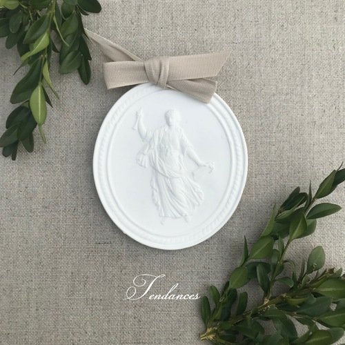 Medaillon ovale style wedgwood en ceramique blanc 