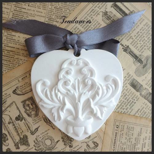 Coeur arabesque en ceramique avec ruban gris 8,5 x 9 cm 