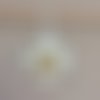 Croix trefle blanche & beige avec strass blanc en plâtres fibré 7,5cm 