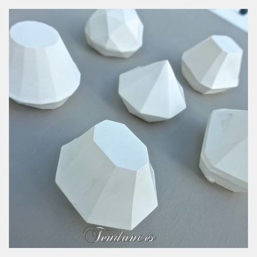 6 pierres precieuses blanche de decoration platre  3 cm 
