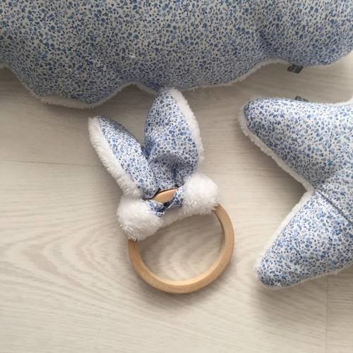 Hochet lapin en cotonpetit fleurs bleu & polaire tout doux  15 cm 