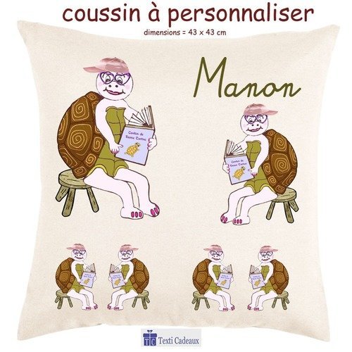 Coussin écru toucher très doux, motif tortue avec un livre à personnaliser avec prénom…