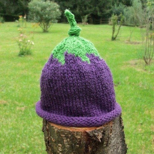 Bonnet Bebe Naissance A 3 Mois Tricote Main Aubergine Shooting Photos Un Grand Marche