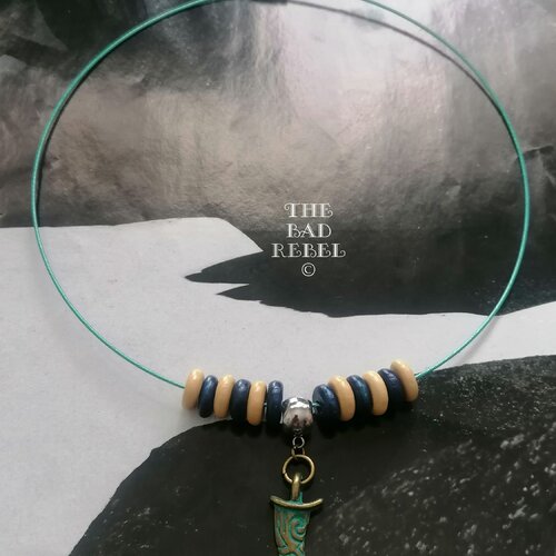 Original collier pendant,dent en bronze avec perles en bois blue biege taille 45cm the bad rebel collection boho chic