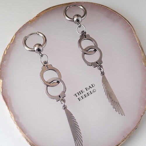 Originales boucles d'oreilles créoles alternative homme !!handcuff wings!! en acier inoxydable argente t.1.3cm x 8cm the bad rebel