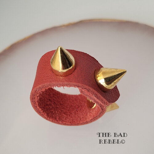 Original bague en cuir alternative berry !!triple spike!! avec pendentif spike cone en gun metal t. 6.2cm the bad rebel collection