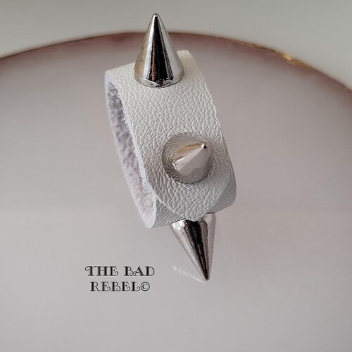 Original bague en cuir alternative blanc !!triple spike!! avec pendentif spike cone en gun metal t. 6.2cm the bad rebel collection