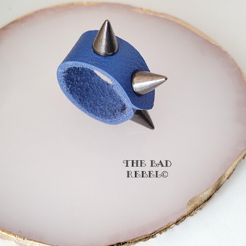 Original bague en cuir alternative bleu !!triple spike!! avec pendentif spike cone en gun metal  t. 6.2cm the bad rebel collection