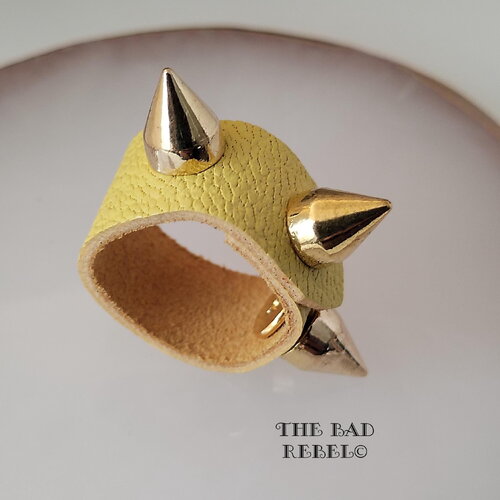 Original bague cuir alternative jaune !!triple spike!! avec pendentif spike cone en metal dore small t. 5.5cm the bad rebel collection