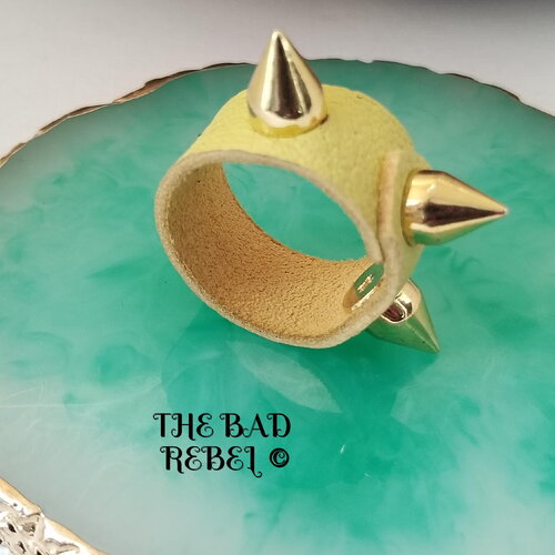 Original bague cuir alternative jaune !!triple spike!! avec pendentif spike cone metal dore t. 7.5cm the bad rebel collection