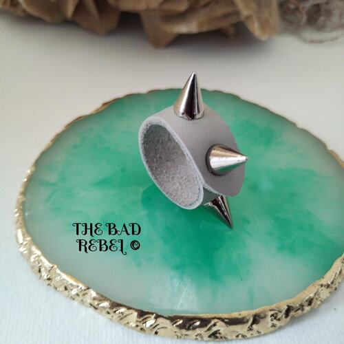 Original bague cuir alternative gris !!triple spike!! avec pendentif spike cone en gun metal t. 7.5cm the bad rebel collection