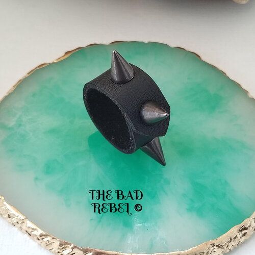Original bague cuir alternative noir !!triple spike!! avec pendentif spike cone en  gun metal t. 7.5cm the bad rebel collection spike cones