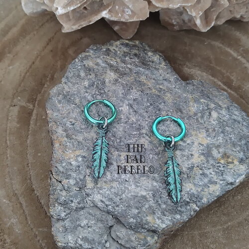 Original boucles d'oreilles creole vert !!feathers mykonos!!en acier inoxydable et metal avec plume long t3.5cm x 1.5cm bad rebel collection
