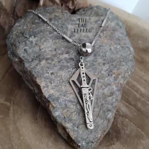 Original collier !! dragon sword !! pendentif triangle sword en metal sautoir maille en acier inoxydable argente long 50.2cm the bad rebel