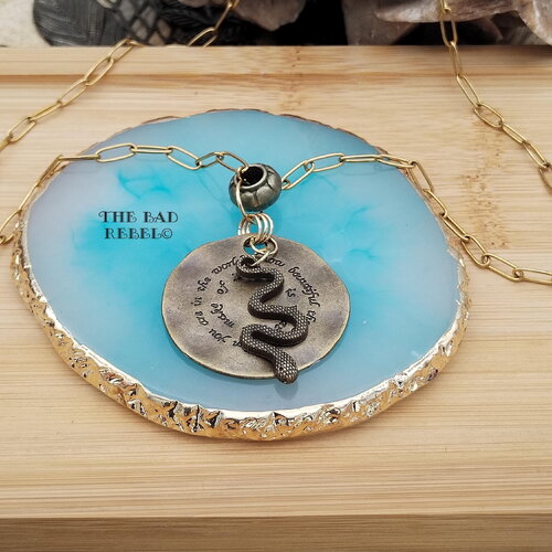 Original collier homme avec pendentif medallion message avec snake en metal bronze long 45cm the bad rebel collection the age of bronze !!