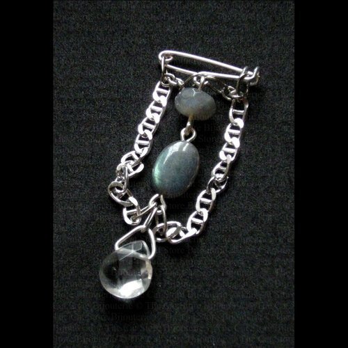 Broche/bijou de sac 'arc-en-ciel' en métal argenté, chaîne plaquée argent et pierres fines 
