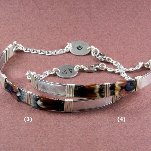 Bracelet semi-rigide 'queen of feathers', fil d'aluminium plat estampé, plumes, fils d'acier inoxydable, chaîne plaqué argent