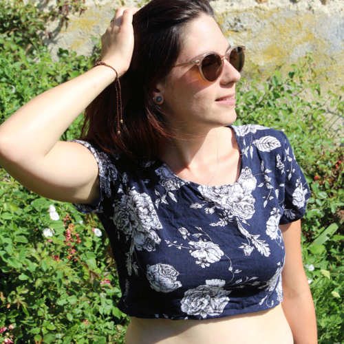 T-shirt top court bleu fleurs blanches dos dentelle