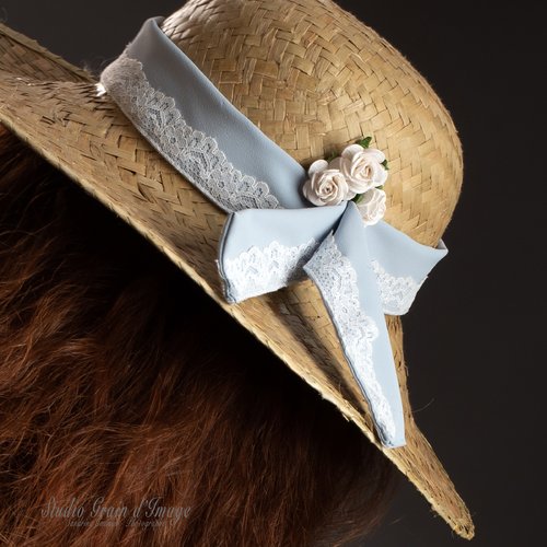 Chapeau ruban bleu ciel dentelle blanche rose blanche inspiration château dans le ciel