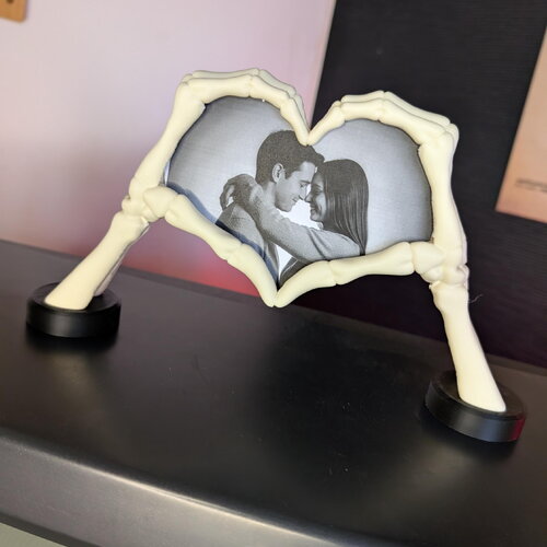Cadre photo coeur mains squelette