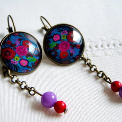 Boucles d'oreille pendantes " fleurs rouges, fuchsias, mauves sur fond bleu" 