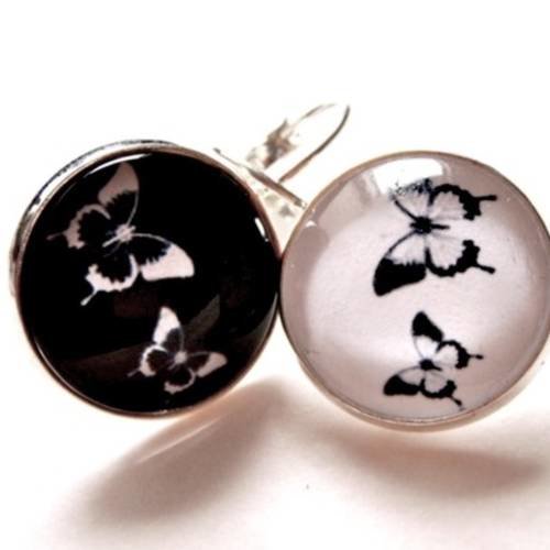 Boucles d'oreille, en métal argenté, dômes en verre, " deux papillons en noir et blancs" 